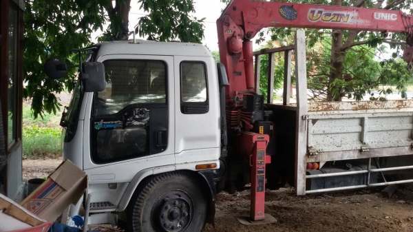 รถอีซูซุ 6 ล้อ ติดเครน 5 ตัน. FTR  200 แรงม้า. ปี 48.    สนใจติดต่อ  081 - 6079515