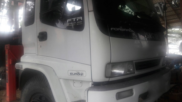 รถอีซูซุ 6 ล้อ ติดเครน 5 ตัน. FTR  200 แรงม้า. ปี 48.    สนใจติดต่อ  081 - 6079515