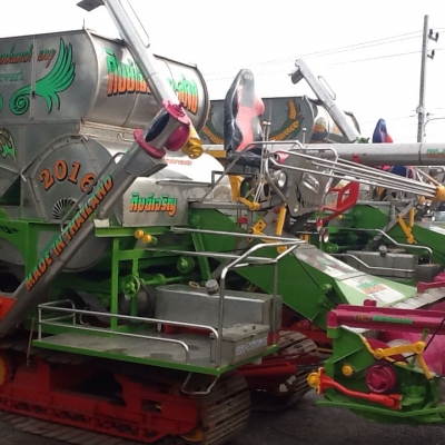 ขายรถเกี่ยวข้าว เครื่อง260Joตัวเดิน200และ 12ht ปัม้22 และ 23ใดกิ้น  สนใจติดต่อ 0860025364 ช่างอุ