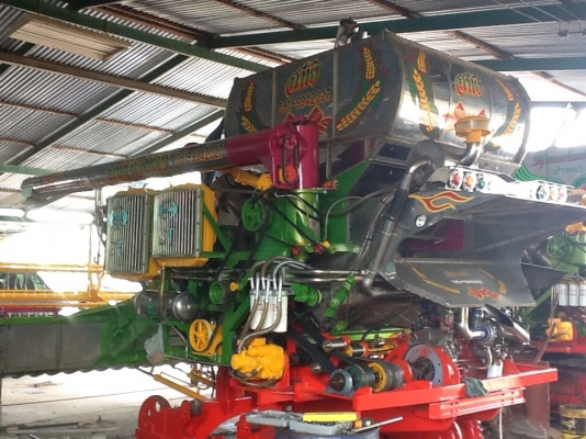 ขายรถเกี่ยวข้าว เครื่อง260Joตัวเดิน200และ 12ht ปัม้22 และ 23ใดกิ้น  สนใจติดต่อ 0860025364 ช่างอุ