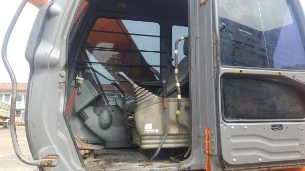 แบคโฮ HITACHI รุ่น ZX200-1