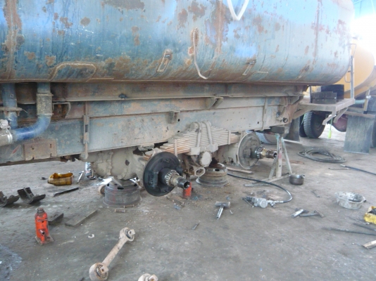 รถบรรทุกน้ำ 10 ล้อ 2 เพลา 10 เกียร์ รถมี 3 คัน ช่วงล่างใหญ่ รถบรรทุกน้ำ 10 ล้อ 2 เพลา 10 เกียร์ รถมี 3 คัน ช่วงล่างใหญ่