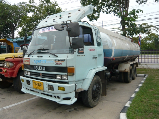 รถบรรทุกน้ำ 10 ล้อ 2 เพลา 10 เกียร์ รถมี 3 คัน ช่วงล่างใหญ่ รถบรรทุกน้ำ 10 ล้อ 2 เพลา 10 เกียร์ รถมี 3 คัน ช่วงล่างใหญ่