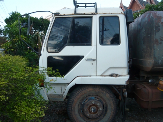 รถบรรทุกน้ำ 10 ล้อ 2  เพลา 10 เกียร์ รถมี 3 คัน  ช่วงล่างใหญ่