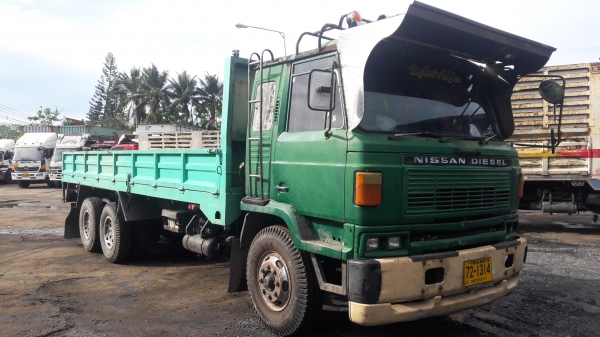 ขายรถ 10 ล้อ  nissan