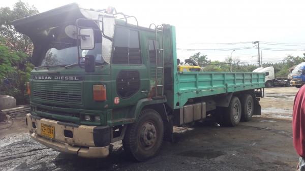 ขายรถ 10 ล้อ  nissan