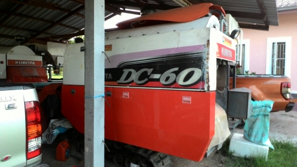 ขายรถเกียวข้าว  DC 60 ปี 52  ราคาเบาฯ   250000 ด่วน  เอาไปไม่ต้องซ่อมลุยงานเลยต้องการขายด่วนต้องการใช้เงิน