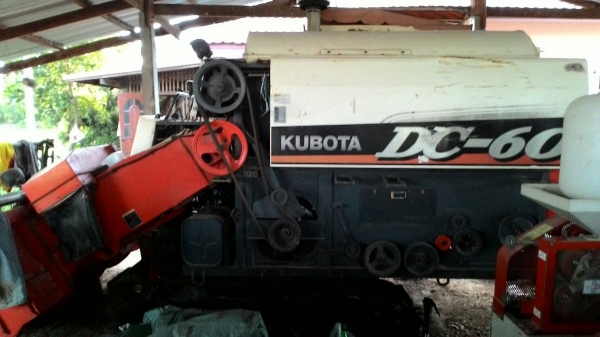 ขายรถเกียวข้าว  DC 60 ปี 52  ราคาเบาฯ   250000 ด่วน  เอาไปไม่ต้องซ่อมลุยงานเลยต้องการขายด่วนต้องการใช้เงิน