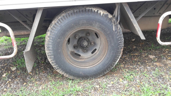 รถบรรทุก 6 ล้อตู้แห้ง  HINO เครื่อง 135 แรง ปี03 ราคา 260,000 บ.อยู่ปทุมธานี