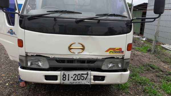 รถบรรทุก 6 ล้อตู้แห้ง  HINO เครื่อง 135 แรง ปี03 ราคา 260,000 บ.อยู่ปทุมธานี