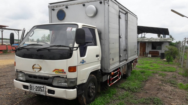 รถบรรทุก 6 ล้อตู้แห้ง  HINO เครื่อง 135 แรง ปี03 ราคา 260,000 บ.อยู่ปทุมธานี
