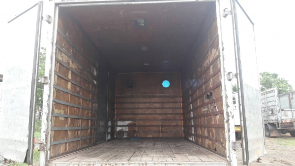 รถบรรทุก 6 ล้อตู้แห้ง  HINO เครื่อง 135 แรง ปี03 ราคา 260,000 บ.อยู่ปทุมธานี