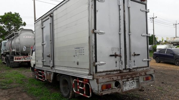 รถบรรทุก 6 ล้อตู้แห้ง  HINO เครื่อง 135 แรง ปี03 ราคา 260,000 บ.อยู่ปทุมธานี