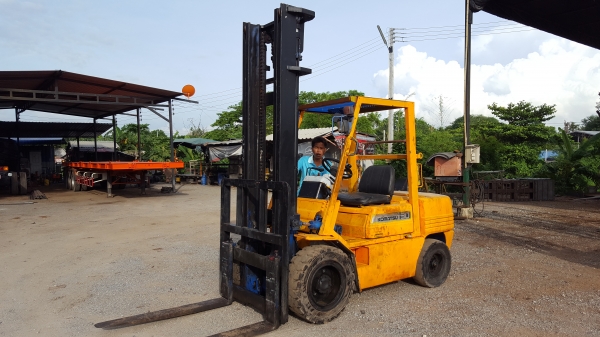 ขายรถ3ตันKOMATSU..เสา4.5เมตรุ่น11ดีเซล