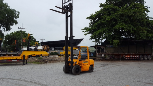 ขายรถ3ตันKOMATSU..เสา4.5เมตรุ่น11ดีเซล