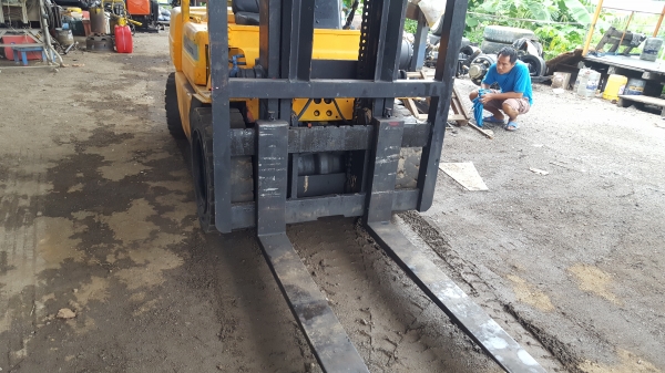 ขายรถ3ตันKOMATSU..เสา4.5เมตรุ่น11ดีเซล