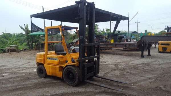 ขายรถ3ตันKOMATSU..เสา4.5เมตรุ่น11ดีเซล