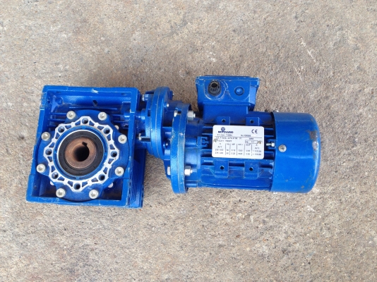 ขายมอเตอร์เกียร์ Motovario made in Italy 1/4HP. 380V อัตราทด 1:90 เพลาออกประมาณ 15รอบต่อนาทีโดยประมาณ ของใหม่เก่าเก็บ พร้อมใช้งานครับ