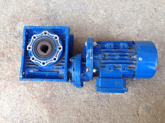 ขายมอเตอร์เกียร์ Motovario made in Italy 1/4HP. 380V อัตราทด 1:90 เพลาออกประมาณ 15รอบต่อนาทีโดยประมาณ ของใหม่เก่าเก็บ พร้อมใช้งานครับ