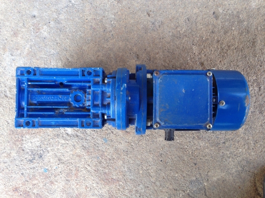 ขายมอเตอร์เกียร์ Motovario made in Italy 1/4HP. 380V อัตราทด 1:90 เพลาออกประมาณ 15รอบต่อนาทีโดยประมาณ ของใหม่เก่าเก็บ พร้อมใช้งานครับ