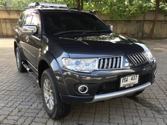 mitsubishi pajero sport 4x4 2.5 สีเทาดำ ปี 2013 รถมือเดียว เช็คศูนย์ตลอดบุ๊คเซอร์วิชครบ