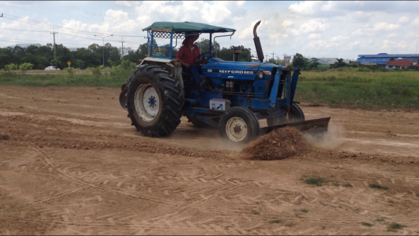 ขายรถไถFORD -5500  (ราคา 225,000บาท) มีภาพวีดีโอ รถสภาพ พร้อมใช้งาน อุปกรณ์ครบพร้อม มีใบมีดดันหน้า ผาน7สภาพดีเครื่องแรงดี ระบบไฮดรอลิกส์ดี คูณ ชัยยา โทร 081-9972972 089-8451778