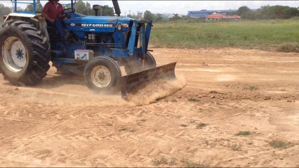 ขายรถไถFORD -5500  (ราคา 225,000บาท) มีภาพวีดีโอ รถสภาพ พร้อมใช้งาน อุปกรณ์ครบพร้อม มีใบมีดดันหน้า ผาน7สภาพดีเครื่องแรงดี ระบบไฮดรอลิกส์ดี คูณ ชัยยา โทร 081-9972972 089-8451778