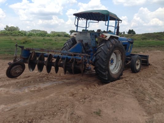 ขายรถไถFORD -5500  (ราคา 225,000บาท) มีภาพวีดีโอ รถสภาพ พร้อมใช้งาน อุปกรณ์ครบพร้อม มีใบมีดดันหน้า ผาน7สภาพดีเครื่องแรงดี ระบบไฮดรอลิกส์ดี คูณ ชัยยา โทร 081-9972972 089-8451778