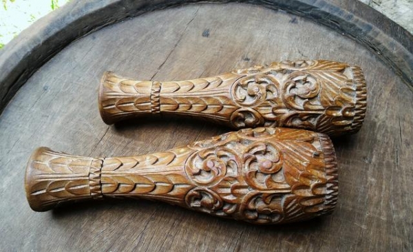 แจกันไม้สักเก่า งานไม้แกะสลักมือล้วนๆ สภาพสวยเดิมๆจากหิ้งบูชาพระ สูง 12นิ้ว กว้าง 3.5นิ้ว ยกคู่งานโบราณตอกลิ่มมือ