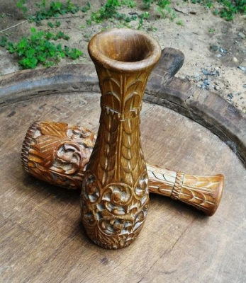 แจกันไม้สักเก่า งานไม้แกะสลักมือล้วนๆ สภาพสวยเดิมๆจากหิ้งบูชาพระ สูง 12นิ้ว กว้าง 3.5นิ้ว ยกคู่งานโบราณตอกลิ่มมือ