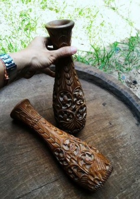 แจกันไม้สักเก่า งานไม้แกะสลักมือล้วนๆ สภาพสวยเดิมๆจากหิ้งบูชาพระ สูง 12นิ้ว กว้าง 3.5นิ้ว ยกคู่งานโบราณตอกลิ่มมือ