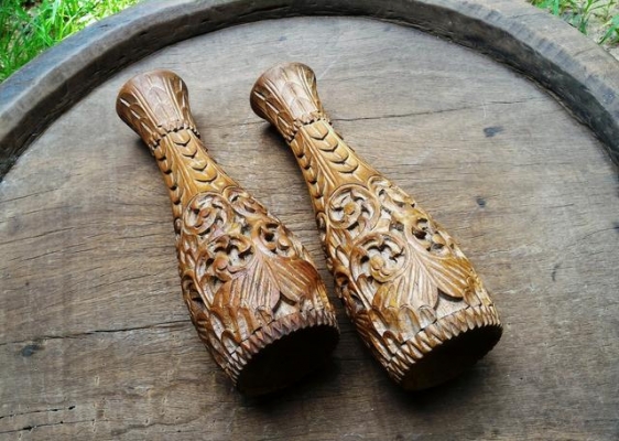 แจกันไม้สักเก่า งานไม้แกะสลักมือล้วนๆ สภาพสวยเดิมๆจากหิ้งบูชาพระ สูง 12นิ้ว กว้าง 3.5นิ้ว ยกคู่งานโบราณตอกลิ่มมือ