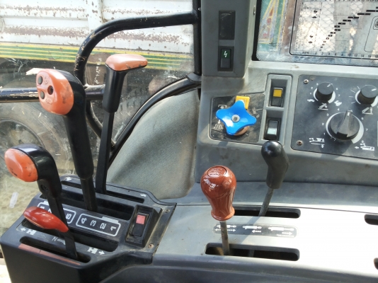 ขายรถไถ FORD 7840  ราคา 540000 บาท เพลาหน้าคาราโร่  เกียร์ 16x16