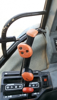 ขายรถไถ FORD 7840  ราคา 540000 บาท เพลาหน้าคาราโร่  เกียร์ 16x16