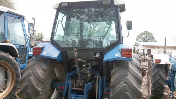 ขายรถไถ FORD 7840  ราคา 540000 บาท เพลาหน้าคาราโร่  เกียร์ 16x16