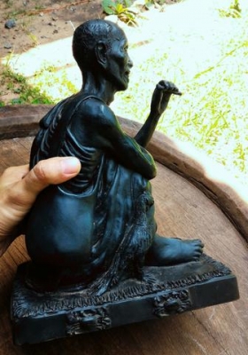 หลวงปู่สรวง ออยเตียนสลูน บายติ๊กเจียะ ศรีสะเกษ เนื้อทองเหลืองรมดำ ปี 2529 ออกวัดไพรพัฒนา ฐานกว้าง 9นิ้ว สูง 12นิ้ว