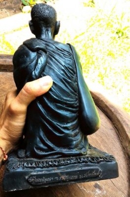 หลวงปู่สรวง ออยเตียนสลูน บายติ๊กเจียะ ศรีสะเกษ เนื้อทองเหลืองรมดำ ปี 2529 ออกวัดไพรพัฒนา ฐานกว้าง 9นิ้ว สูง 12นิ้ว