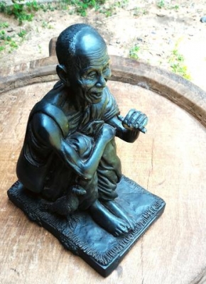 หลวงปู่สรวง ออยเตียนสลูน บายติ๊กเจียะ ศรีสะเกษ เนื้อทองเหลืองรมดำ ปี 2529 ออกวัดไพรพัฒนา ฐานกว้าง 9นิ้ว สูง 12นิ้ว