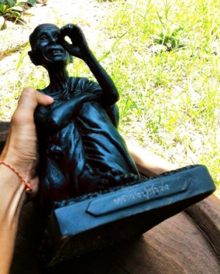 หลวงปู่สรวง ออยเตียนสลูน บายติ๊กเจียะ ศรีสะเกษ เนื้อทองเหลืองรมดำ ปี 2529 ออกวัดไพรพัฒนา ฐานกว้าง 9นิ้ว สูง 12นิ้ว