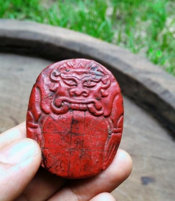 กะลาตาเดียวประกบคู่เก่าแท้ จุ่มน้ำรักชาดแดง มีคราบเก่าเดิมๆ จานยันต์เก่า หน้าสุริยะประภา หลังจันทระประภา หนุนดวง เมตตามหานิยม