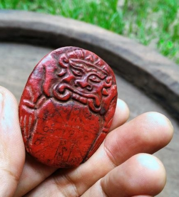 กะลาตาเดียวประกบคู่เก่าแท้ จุ่มน้ำรักชาดแดง มีคราบเก่าเดิมๆ จานยันต์เก่า หน้าสุริยะประภา หลังจันทระประภา หนุนดวง เมตตามหานิยม