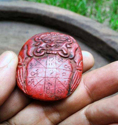 กะลาตาเดียวประกบคู่เก่าแท้ จุ่มน้ำรักชาดแดง มีคราบเก่าเดิมๆ จานยันต์เก่า หน้าสุริยะประภา หลังจันทระประภา หนุนดวง เมตตามหานิยม