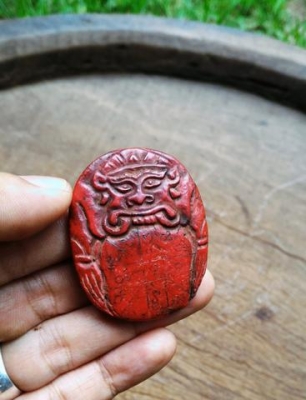 กะลาตาเดียวประกบคู่เก่าแท้ จุ่มน้ำรักชาดแดง มีคราบเก่าเดิมๆ จานยันต์เก่า หน้าสุริยะประภา หลังจันทระประภา หนุนดวง เมตตามหานิยม