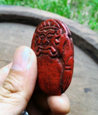 กะลาตาเดียวประกบคู่เก่าแท้ จุ่มน้ำรักชาดแดง มีคราบเก่าเดิมๆ จานยันต์เก่า หน้าสุริยะประภา หลังจันทระประภา หนุนดวง เมตตามหานิยม