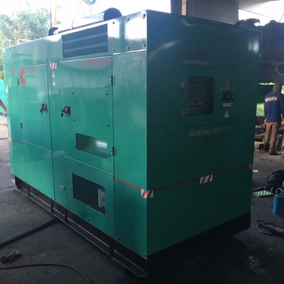 CUMMINS 300 KVA.