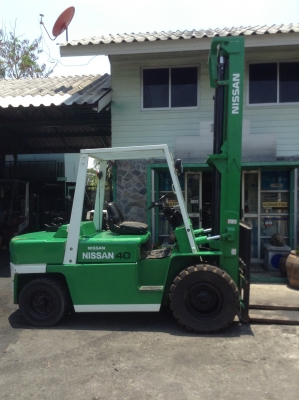 +++ ขายโฟล์คลิฟท์  NISSAN FG40  ขนาด  4  ตัน  เครื่องยนต์เบนซิน  ติดแก๊ส  เสา  6  เมตร  เกียร์ออโตเมติค  ยางตัน