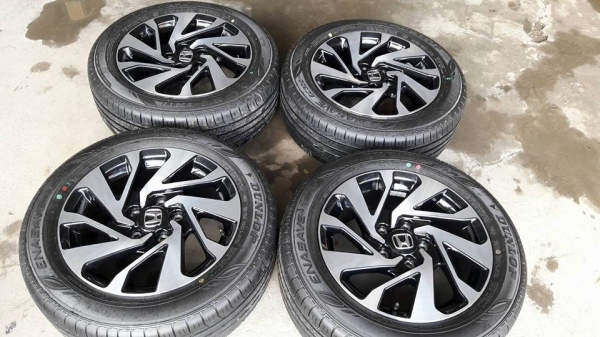 ขายล้อแม็กป้ายแดง civic fc 16" ยางปี16 สนใจติดต่อ ตาเล็ก ล้อและยางครับ 081-3747940