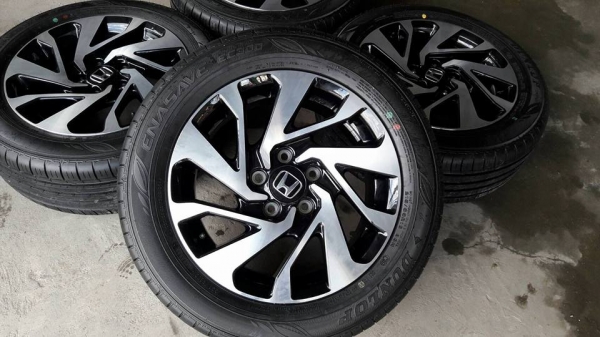 ขายล้อแม็กป้ายแดง civic fc 16" ยางปี16 สนใจติดต่อ ตาเล็ก ล้อและยางครับ 081-3747940
