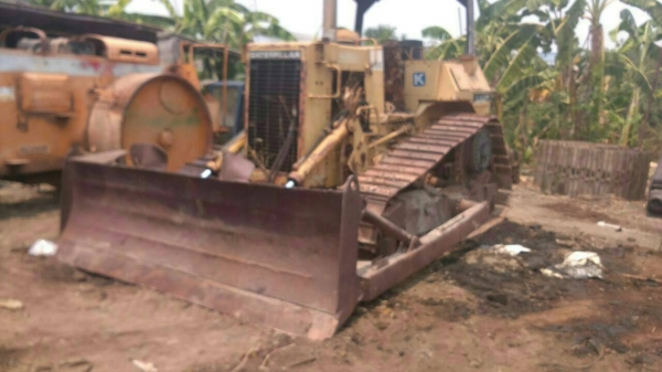 ขายรถแทรกเตอร์ CAT-D-4H เครื่องไม่มีทุกอย่างอยุ่ครบขายทั้งคัน 230000 และแยกชิ้นส่วนอะหลั่ยก็ขายนะคับโซ่คู่ละ98000 เกียเป็นเกียตัด 75000สนใจโทรมาคับ