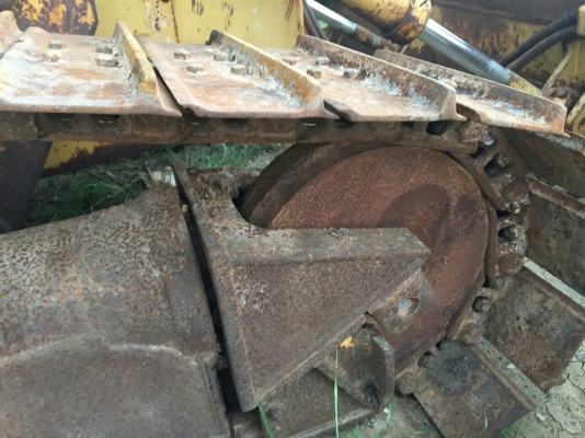 ขายรถแทรกเตอร์ CAT-D-4H เครื่องไม่มีทุกอย่างอยุ่ครบขายทั้งคัน 230000 และแยกชิ้นส่วนอะหลั่ยก็ขายนะคับโซ่คู่ละ98000 เกียเป็นเกียตัด 75000สนใจโทรมาคับ